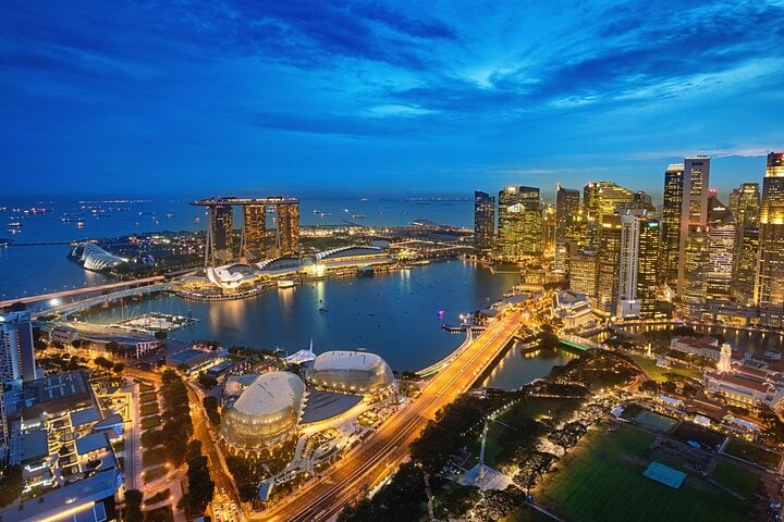 Marina Bay waterfront and skyline at dusk
